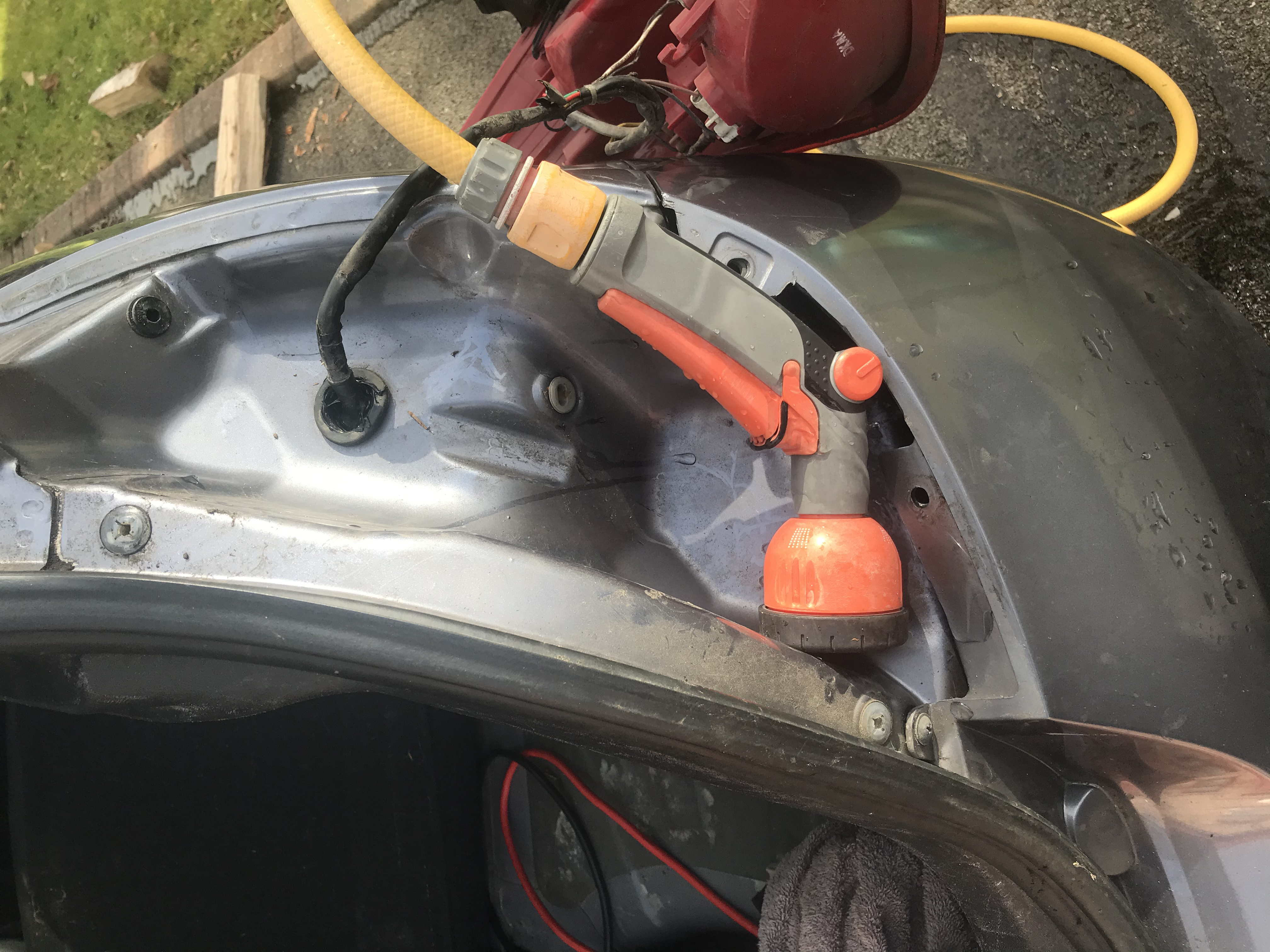 Image for [SOLVED] Hyundai i20 water leak - from roof trim? 