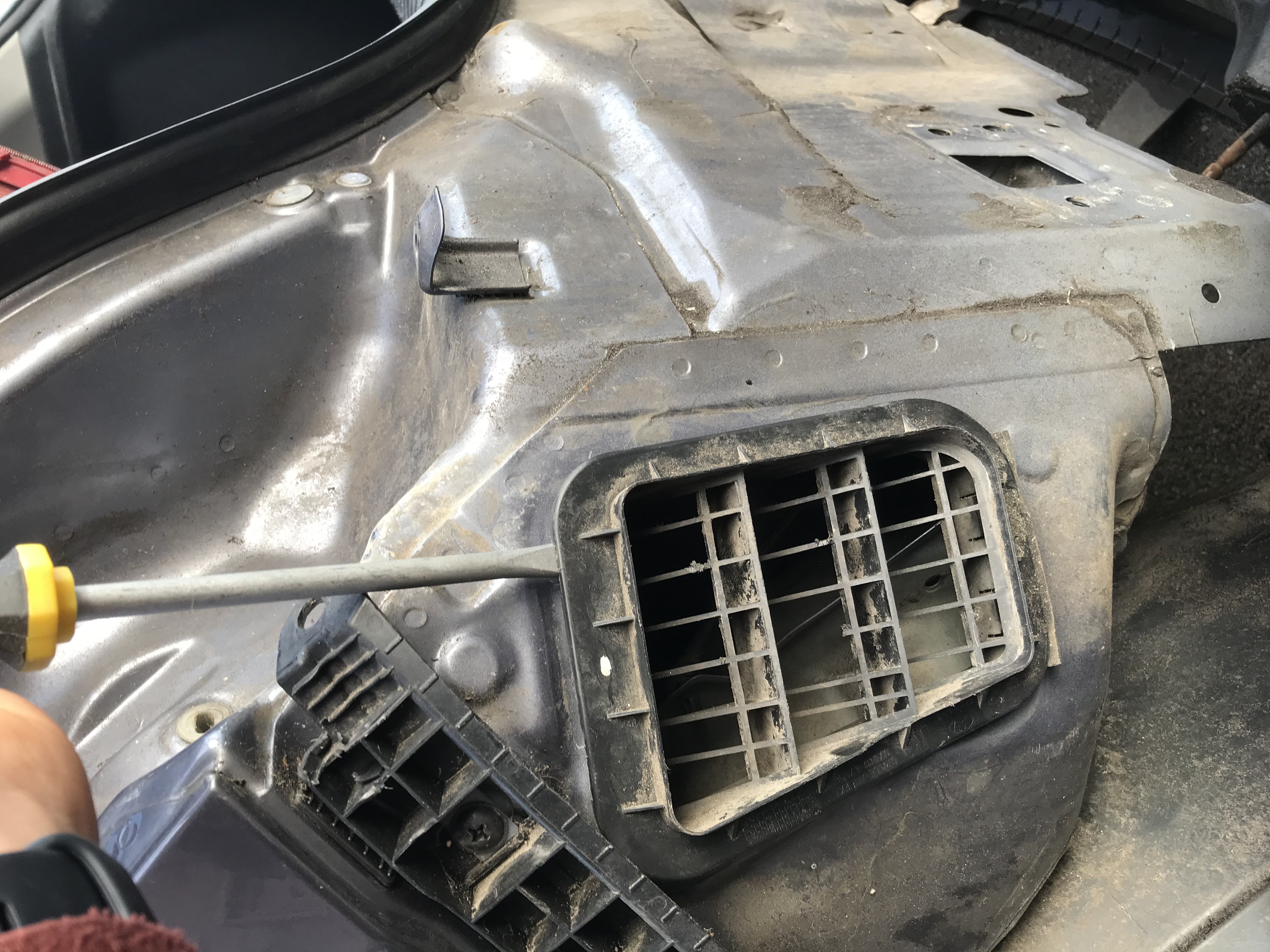 Image for [SOLVED] Hyundai i20 water leak - from roof trim? 